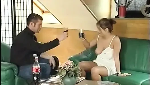 Cewek semok diajak ngentot di sofa