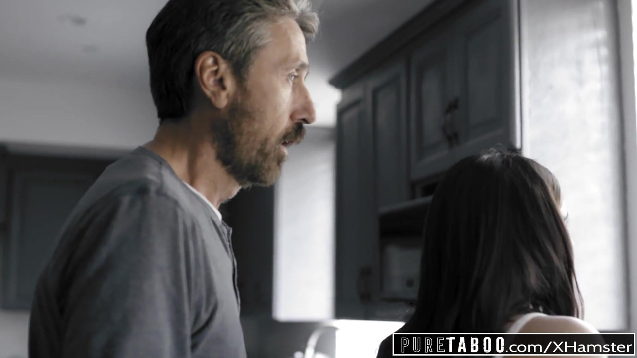 純粋なタブーティーン痴女Emily WillisがStepdadでスパンキング＆中出し