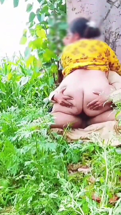 kheton mein Barish ka mausam bahut badi gand upar se naram li to maja a Gaya doggy style upar bataya to pani Nikal Gaya | Clip 2
