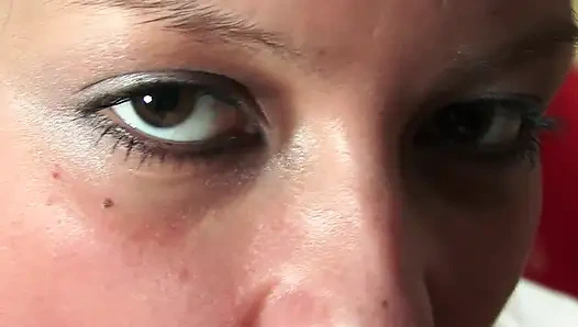 Neşeli Amelia bölünmüşleri yaparken sakso çekiyor, sonra genç götünü sikiyor