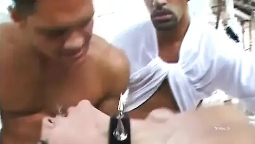 Dilating arschloch eines sexy rasierten mädchens im fetischkleid