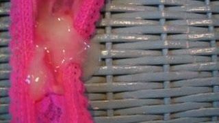 Cumming en la tanga rosa manchada de la hijastra