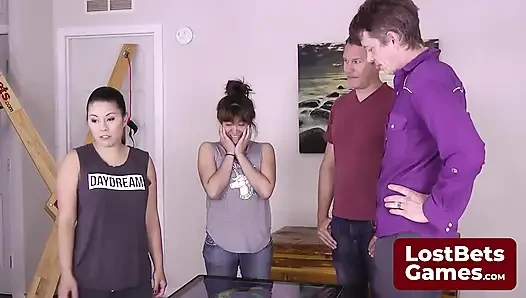 İki azgın çiftle şişeyi çevirmede modern bir twist