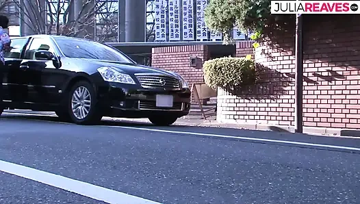 Cewek imut asia lagi asik nyepong kontol di dalam mobil sebelum dientot habis-habisan di rumah