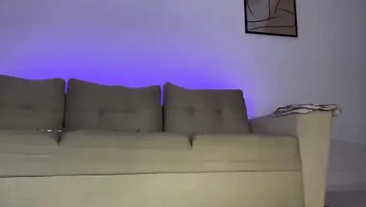 Jucielussie mencoba berpose dan nyepong kama sutra