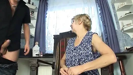 Reife blonde schlampe lutscht das harte werkzeug des jungen typen in der küche