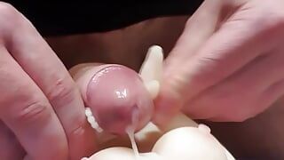 C4 - une mini poupée sexuelle reçoit une éjaculation faciale allongée sur le dos
