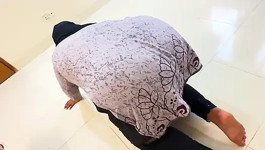 19 yaşındaki büyük götlü ve büyük memeli iri güzel kadın ateşli hizmetçi odayı temizlerken sahibi tarafından sikiliyor - ep-2
