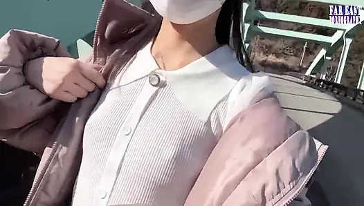 Kalabalık gözlerin dik uçlarında ateşli, sıkı bir tepenin ateşlendiği çıplak meme yürüyüşü faz.3