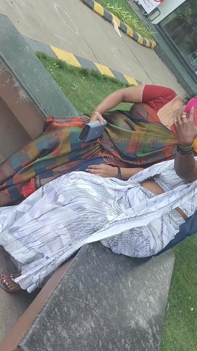 Tamil sineması halka açık göğüsler bölüm 1, iki ev hanımı sinemada emiyor | Klip 1