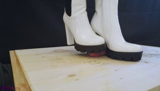 Écrasant et piétinant la bite d'un esclave dans des bottes à talons blanches dangereuses - CBT