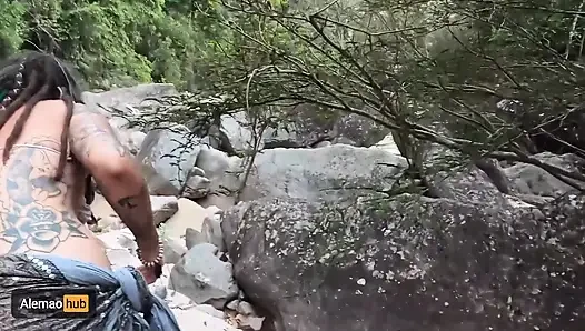 Memek basah Dreadhot dientot di bawah air terjun