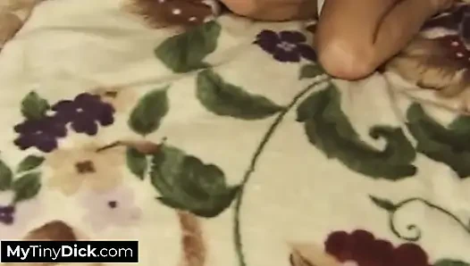 Mükemmel figürlü bu çarpıcı sarışın küçük yarak emiyor