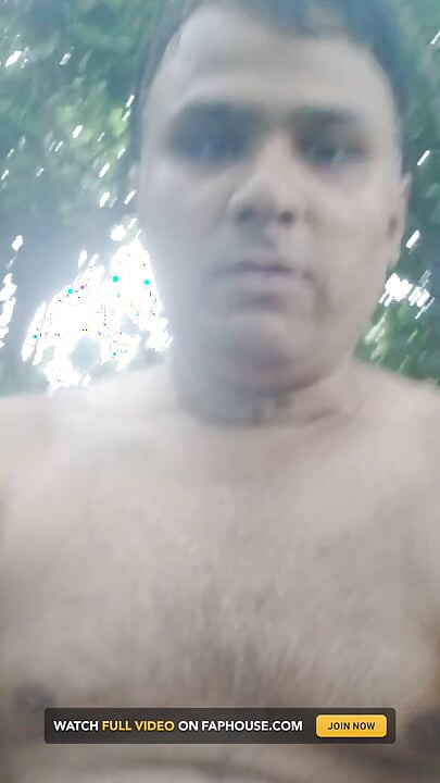 裸の男性のペニスが堂々と自由にあなたを犯す......