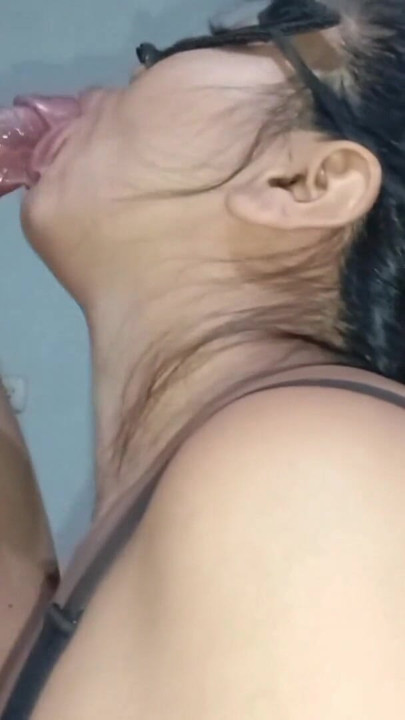 Latin kadın iyi bir sakso çektikten sonra ağzına süt alıyor | Klip 2