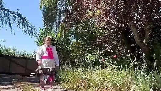 Bir gün için bahçıvan kıyafeti içinde
