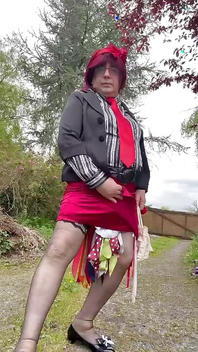 Klädd i en outfit med en kort röd kjol för kvällen