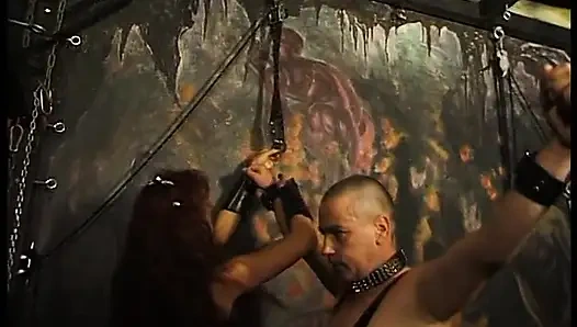 Играет с двумя их рабынями