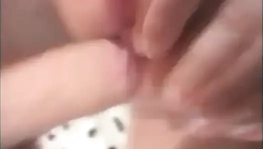 Noemy amına yarak alıyor ve sonra derinden emiyor