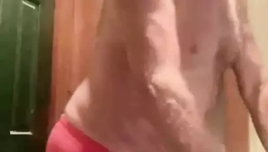 Azgın köle zaten bir efendisi olduğu için mutlu!
