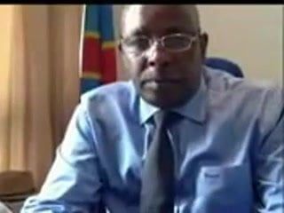 Заместитель министра Конго мастурбирует