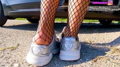 I piedi sudati di Kati, le calze a rete, il gioco delle scarpe, il tuffo e il penzoloni