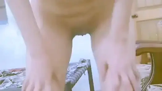 Aku lagi asik muasin memekku pakai milkey sampai matanya menganga lebar