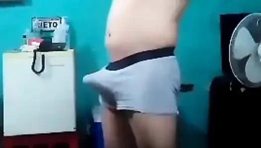 Boksörlü İsa penisine dokunuyor ve 2022'nin Bosina Bochito videosunu gösteriyor