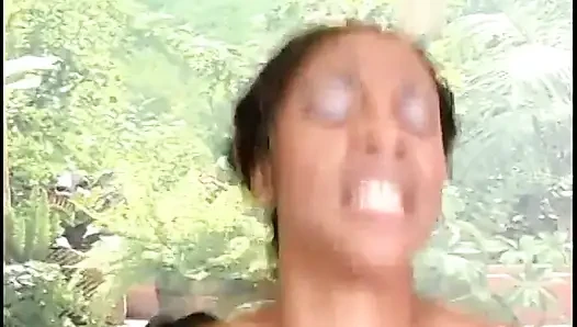 Kontol cowok wanita disepong sama dua pelacur yang lagi ngentot di ranjang