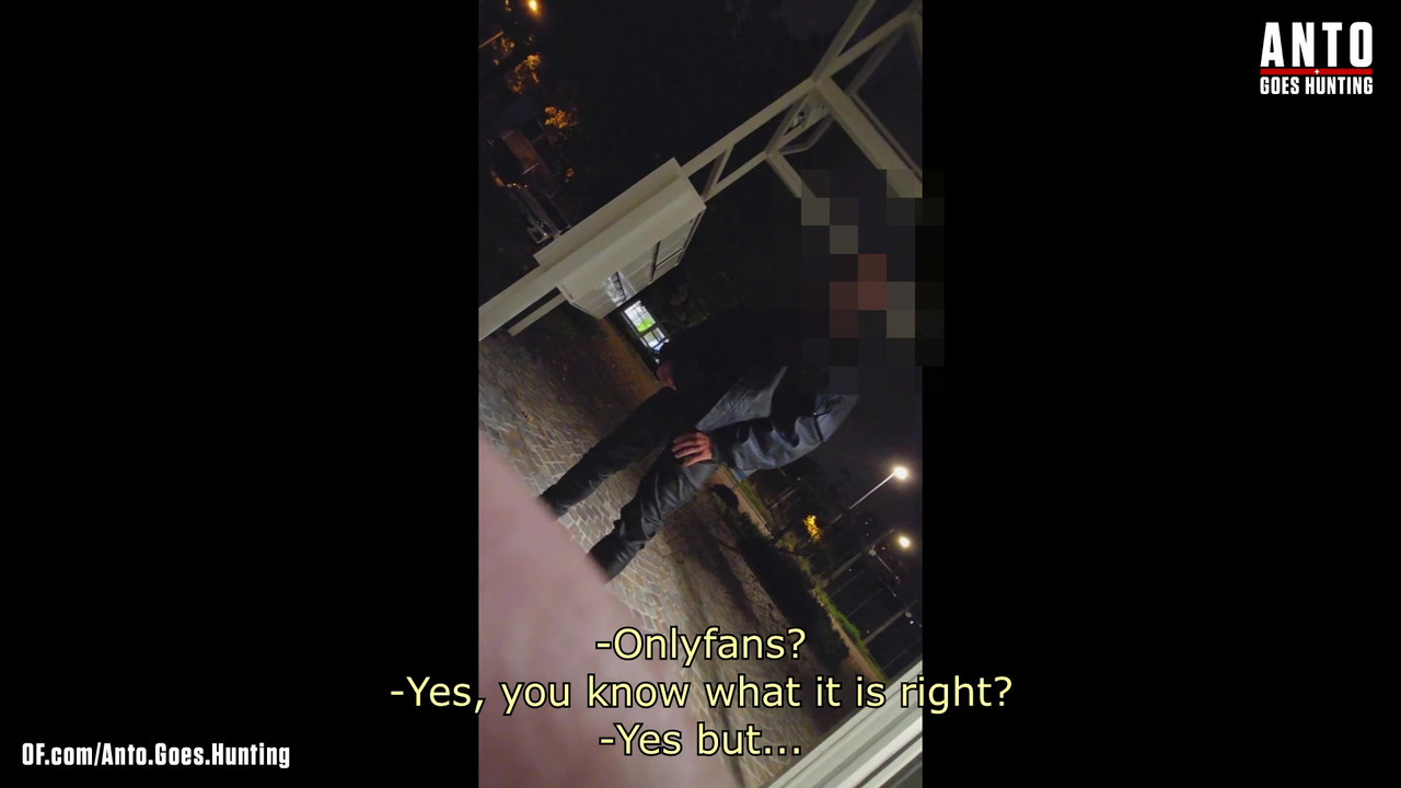 另一个保安走近并说服