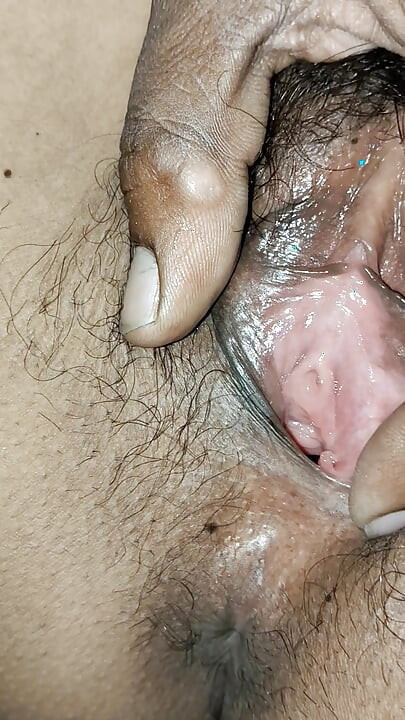 Girlfriend ke chut me ungli ghusa di closeup