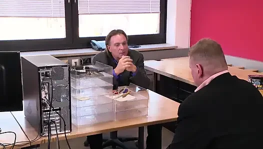 Video rekaman seks si cewek hot rambut pirang yang lagi asik nyepong kontol