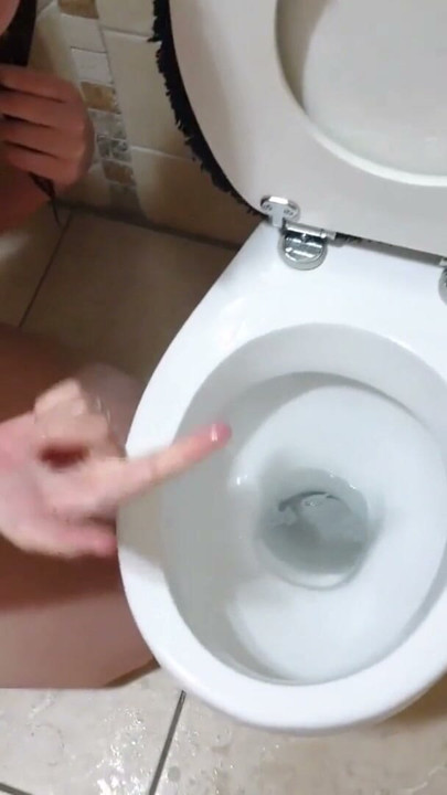 Toilet slave suger pik efter at have slikket toilet og fået pis på sig | Klip 1