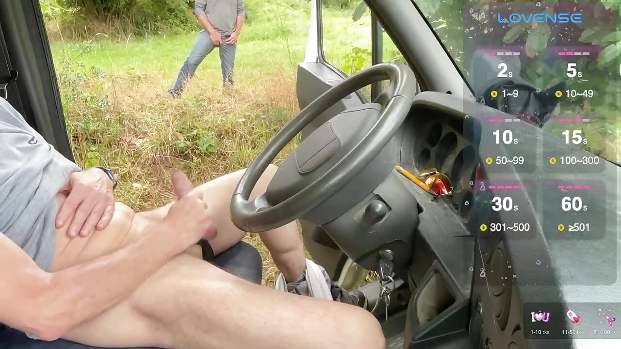 En kille utanför lastbilen tittar på mig och väntar bara på chansen att komma och suga min kuk,