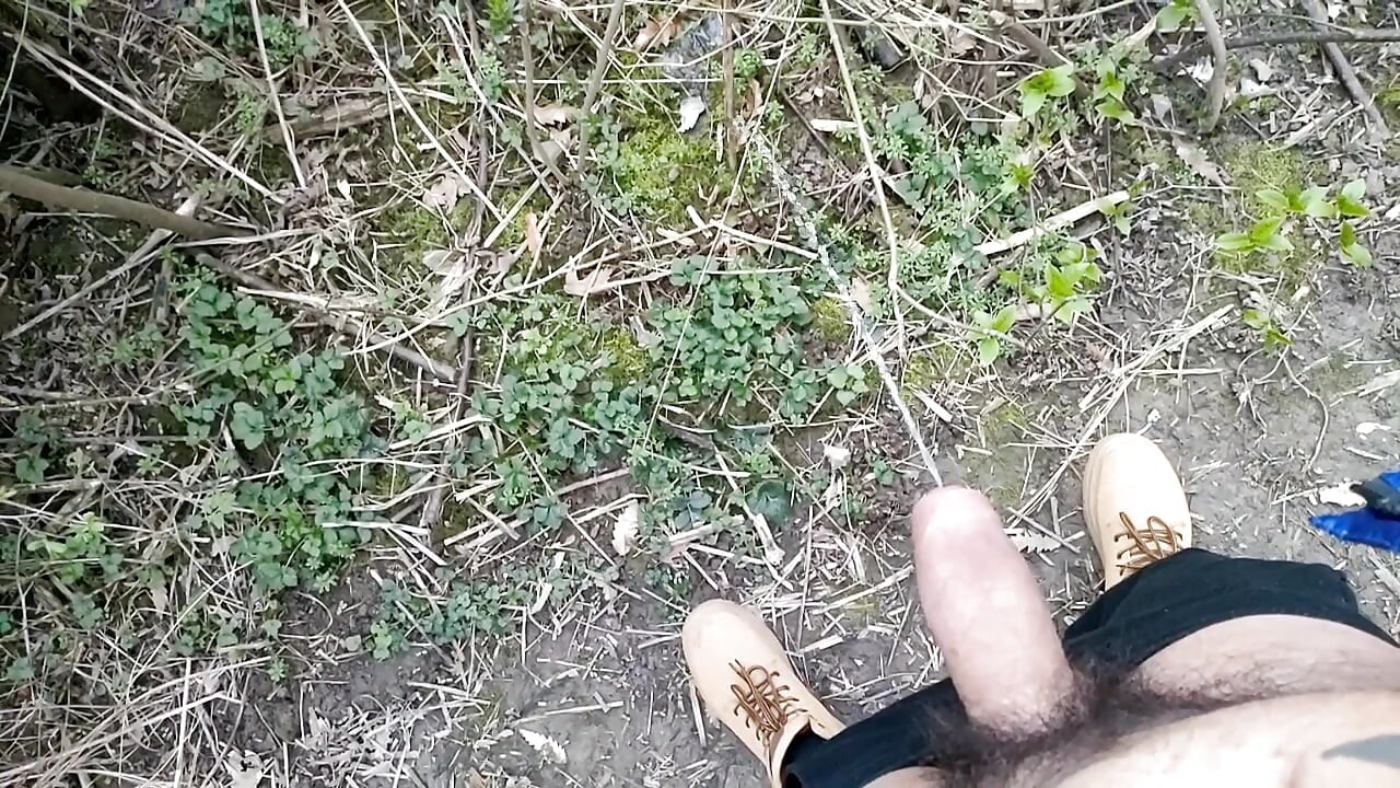 Cewek ini kencing dalam gerakan lambat dari kontol berbulu yang belum dipotong di luar ruangan