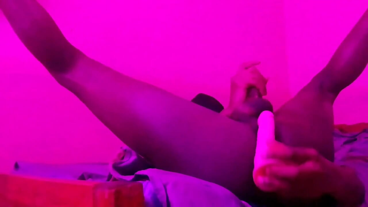 Jebe mi guzu i drka mi tvrdi kurac