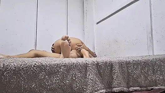 Azgın bir Filipinli üvey erkek kardeşinin yarağına biniyor ve adam onun götünü yalıyor