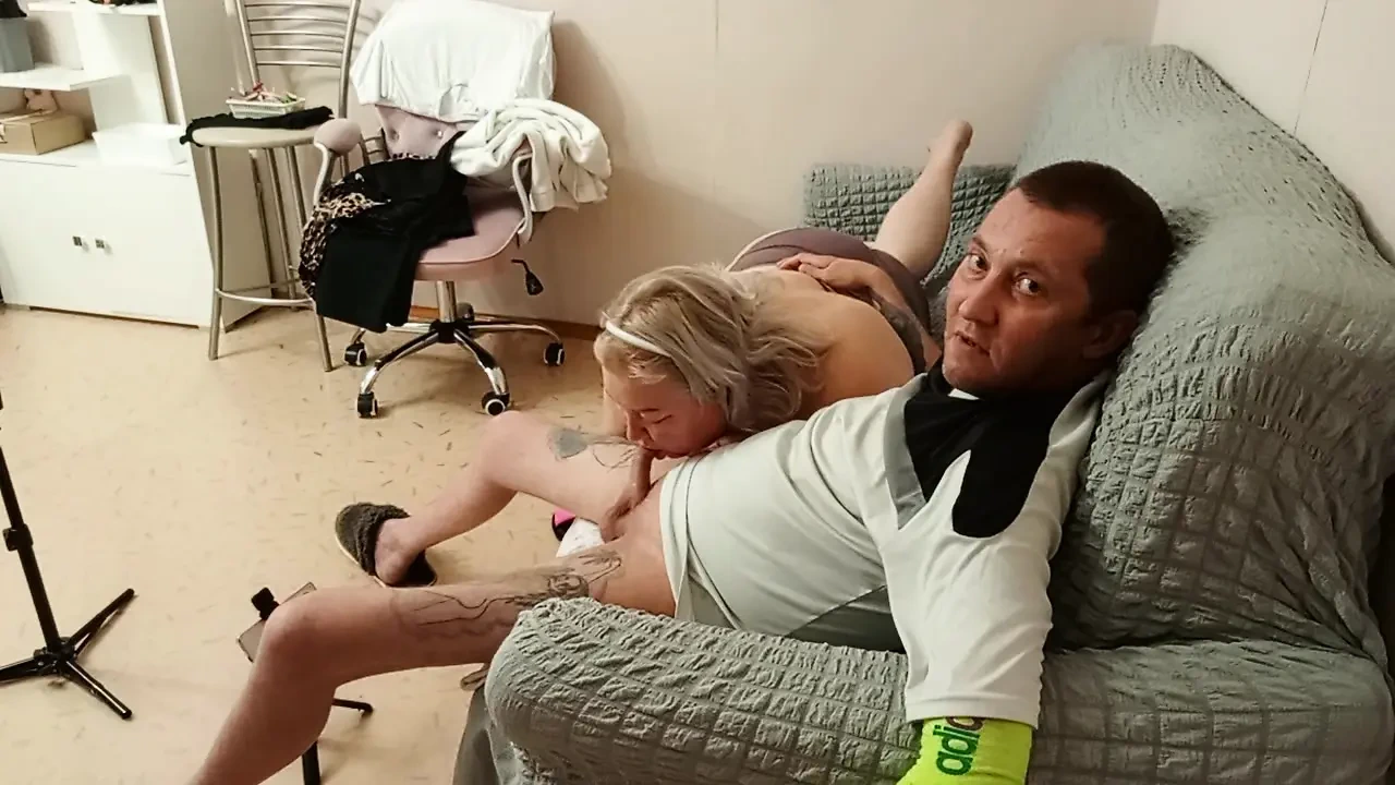 Komşu nazik bir oral seksten sonra döl yutuyor