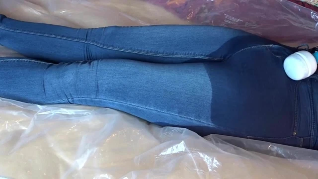 Pissen und Orgasmus in engen jeans