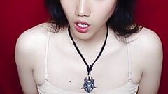 Une trans asiatique stupide jouit en regardant une tapette hypno (complet)