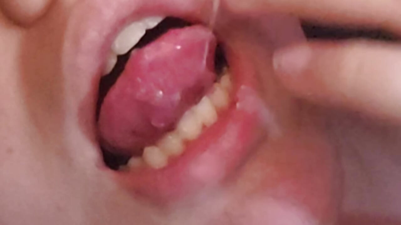 Usando meu vibrador e lambendo minha porra doce