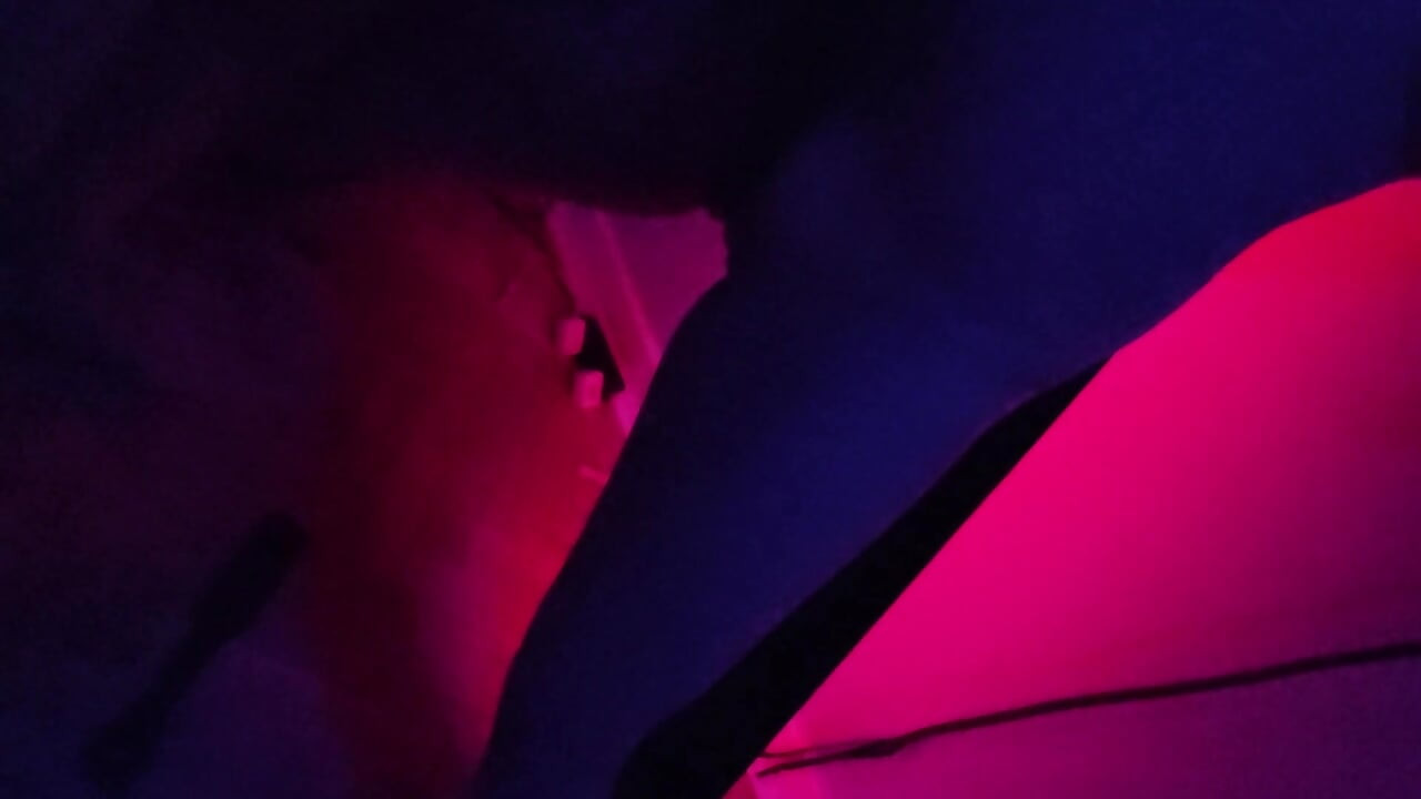 Σκληρή παρτούζα BDSM. Οι άνδρες γαμάνε γυναίκα δεμένη με αλυσίδες και Bed.Gangbang.