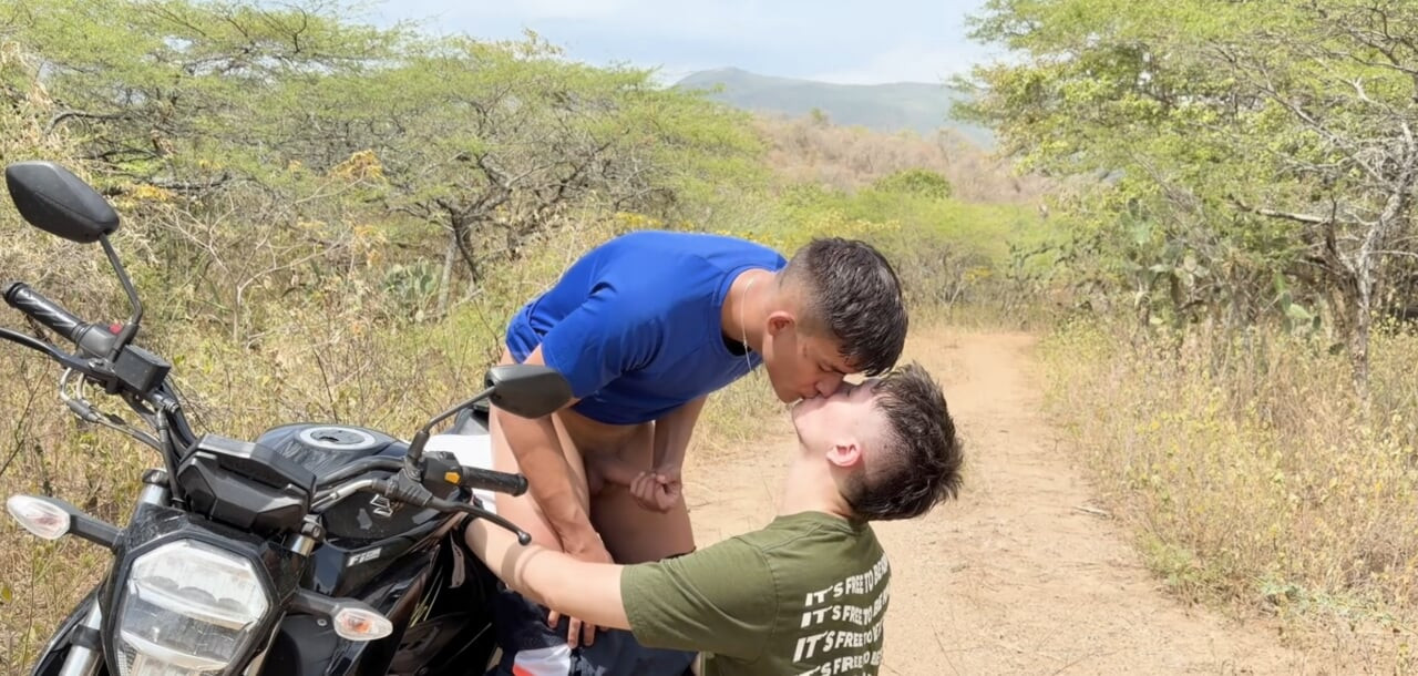 Procházka s mým nejlepším kolumbijským TWINK KAMARÁDEM ke řece... skončila VENKOVNÍM ŠUKÁNÍM