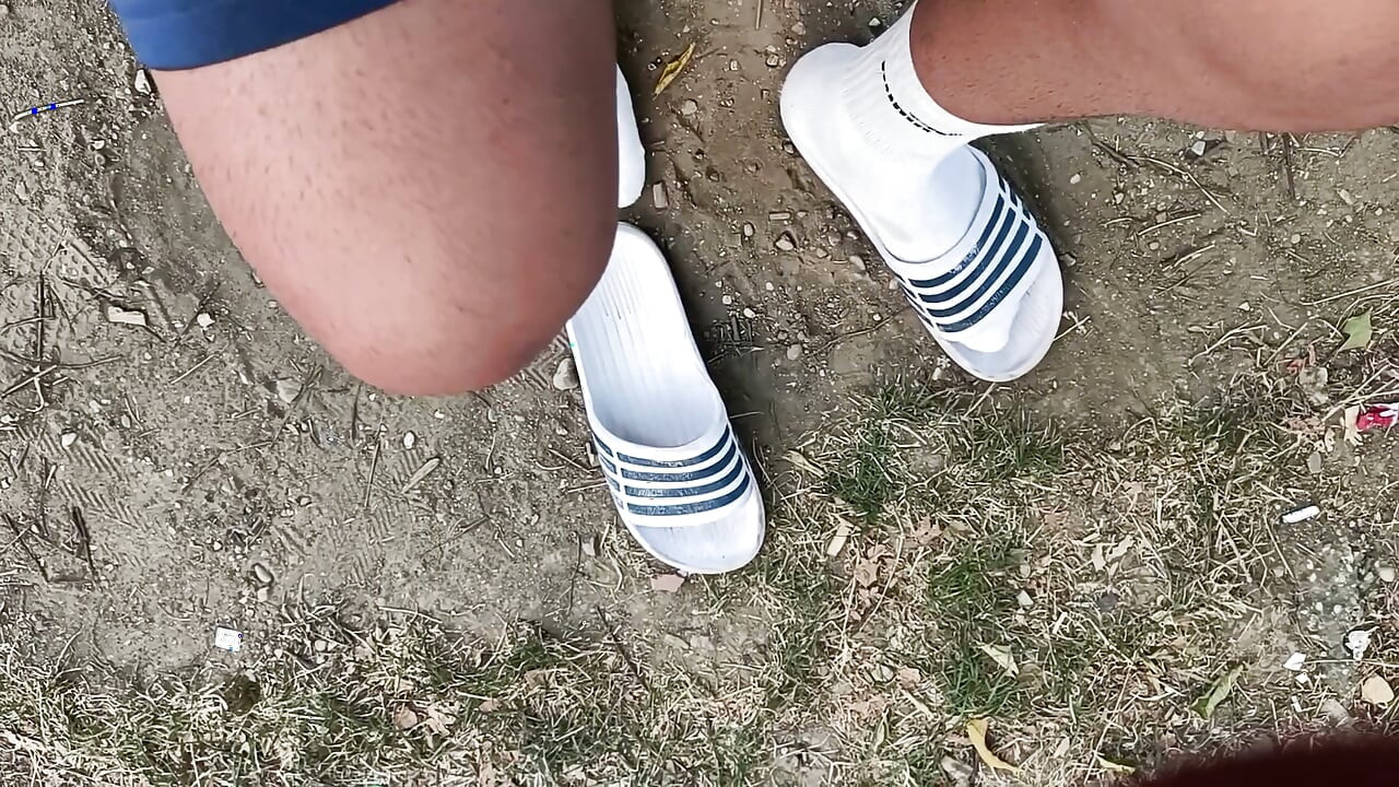 スライドで靴下を汚す方法 - 中古靴下とスライド、そして未開きの柔らかいペニス