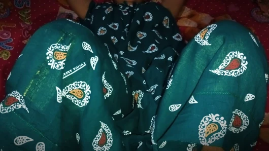 Die blonde muschi der schwägerin gefickt und auf dem bett gelegt.