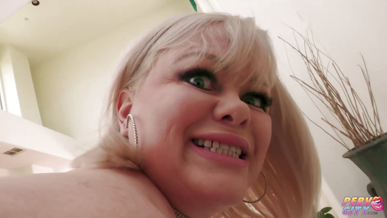 天然巨乳熟女 Marcy Diamond 首次被大黑屌肛交