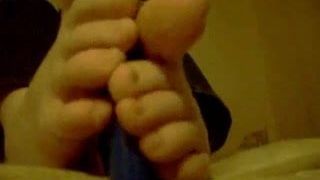 Дрочка метелками пальцев ног
