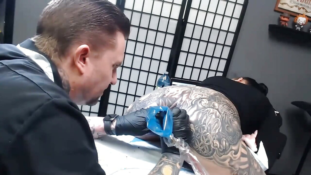 Tatuarse el culo por 4.5 horas