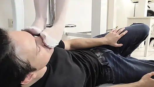 Putri Kirstin membiarkan kaki putihnya menjilati dan berciuman oleh budaknya Bobby.