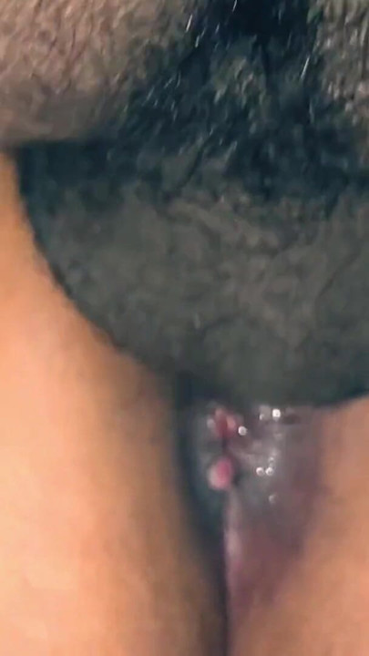 Bur pelai maja lete huye pati aur patni. | Clip 1